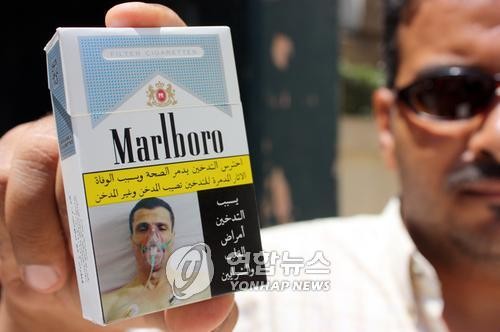 ▲ 이집트가 금연캠페인의 일환으로 임종을 앞둔 폐암환자의 모습이 담긴 사진을 담뱃갑에 게재했다.ⓒ연합뉴스
