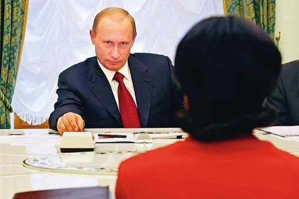 ▲ 콘돌리자 라이스 美국무장관과 만났을 때 블라디미르 푸틴 러시아 대통령의 모습. 인터넷에서 '푸틴의 위엄', '푸간지'라는 키워드로 검색하면, 국내에서 그의 인기를 실감할 수 있다.