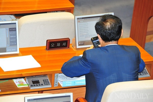 ▲ 13일 오전 국회 본회의장에서 이기용 충북교육감에게 인사청탁 문자메시지를 보내고 있는 민주당 오제세 의원.