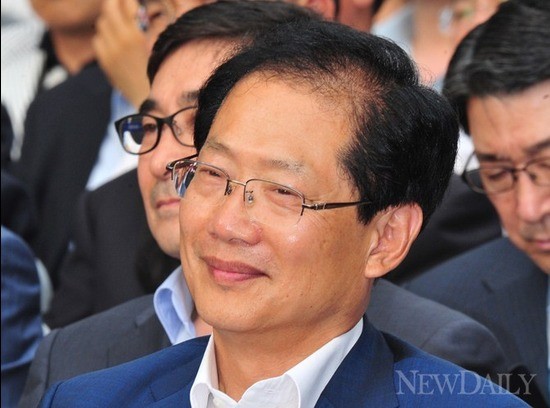 ▲ 국회 본회의장에서 인사청탁 문자메시지를 보내 물의를 일으킨 민주당 오제세 의원이 14일 [세계 헌혈자의 날] 기념식에 참석, 비판 여론을 의식한 듯 멋쩍은 미소를 짓고 있다.