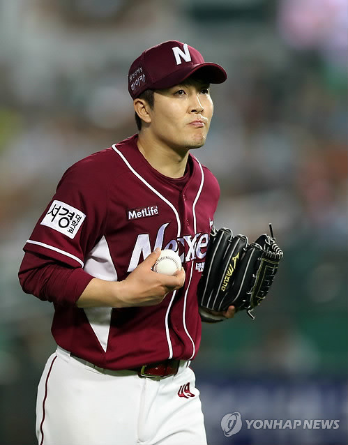 ▲ 지난 12일 공을 들고 마운드를 내려오고 있는 김병현 선수. 이날 그는 덕아웃에 들어오기 전 들고 있던 공을 문승훈 주심이 있는 방향으로 던졌다. 김병현은 퇴장을 당했다. 14일 KBO 상벌위원회는 김병현에게 벌금 200만원의 징계를 내렸다.ⓒ연합뉴스