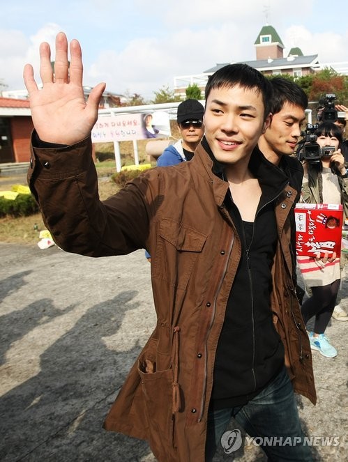 ▲ 2011년 가수 휘성이 훈련소에 입소할 당시 팬들과 취재진에게 인사를 하는 모습.  ⓒ 연합뉴스