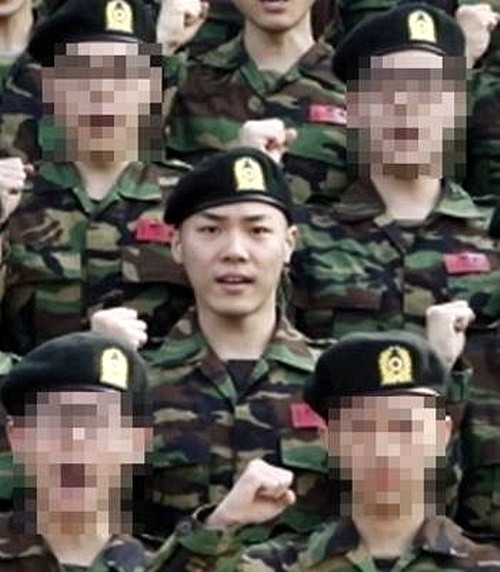 ▲ 2011년 가수 휘성이 훈련소에 입소할 당시 팬들과 취재진에게 인사를 하는 모습.  ⓒ 연합뉴스