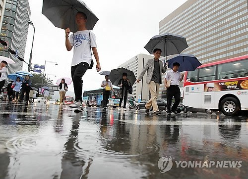 ▲ 서울광화문사거리에서 시민들이 우산을 쓰고 길을 건너고 있다. (자료사진) ⓒ 연합뉴스