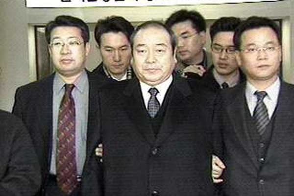 ▲ 2002년 1월 구속 당시 이형택 前예금보험공사 전무의 모습. [사진: SBS 뉴스 캡쳐]