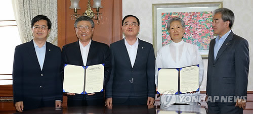 ▲ ⓒ16일 정부서울청사에서 양해각서가 체결됐다. 왼쪽부터 김동연 국무조정실장, 박맹우 울산시장, 정홍원 국무총리, 변영섭 문화재청장, 유진룡 문화체육관광부 장관