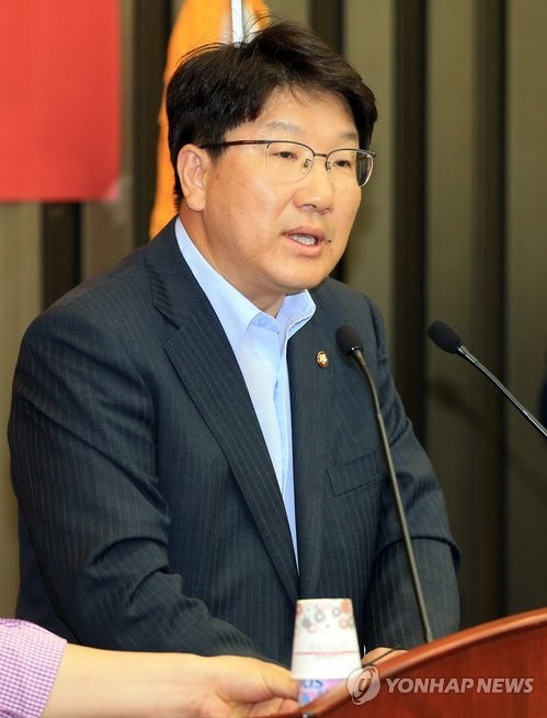 ▲ 국회 법제사법위원회 권성동 새누리당 간사가 17일 오전 국회에서 열린 정책의원총회에서 국정원에 대한 검찰 수사 결과를 비판하고 있다.ⓒ연합뉴스