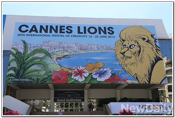 ▲ 제 60회 칸 라이언즈를 기념하기 위해 영국의 예술가 제랄드 스카프(Gerald Scarfe)가 직접 그린 일러스트레이션이 주 행사장인 칸의 팔레 데 페스티발을 장식하고 있다.