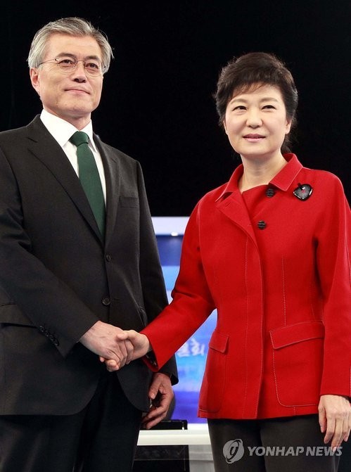 ▲ 지난해 12월 16일, <새누리당> 박근혜, <민주통합당> 문재인 대선 당시 후보가 서울 여의도 <KBS>에서 열린 3차 TV토론에 앞서 악수를 하고 있다. ⓒ연합뉴스