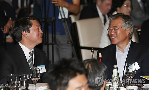 ▲ 안철수 무소속 의원(왼쪽)과 문재인 민주당 의원이 14일 오후 서울 영등포구 여의도동 63시티 그랜드볼룸에서 열린 6·15 공동선언 13주년 기념식에서 밝게 웃으며 대화하고 있다. ⓒ연합뉴스