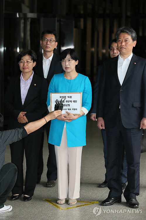 ▲ 통합진보당 이정희 대표(가운데)와 김선동 의원(오른쪽), 김미희 의원(왼쪽)이 국정원 직원 공직선거법 위반에 대한 재정신청을 하기 위해 17일 오후 서울 서초구 서초동 중앙지검 민원실로 향하던 중 신청 취지를 설명하고 있다ⓒ 연합뉴스