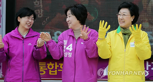 ▲ 지난해 4월 총선을 앞두고 야권연대를 결성한 민주당-통진당 지도부 인사들이 공동 유세를 펴는 모습. (좌측부터 이정희, 심상정, 한명숙) ⓒ연합뉴스