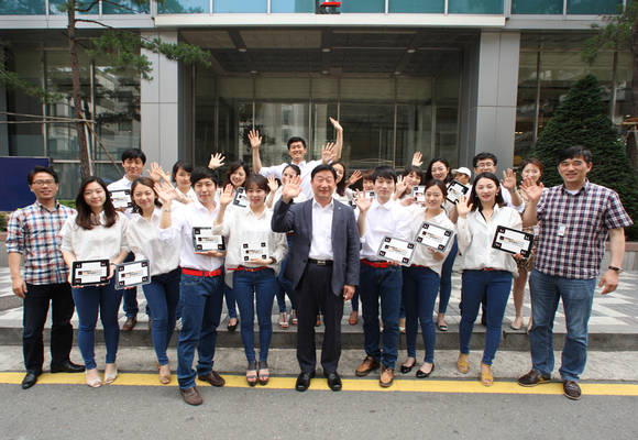 ▲ KT는 6월 26일부터 28일까지 중국 상해에서 개최될 아시아 최대 이통통신사업 전시회인 [Mobile Asia Expo(이하 MAE) 2013] 현장에서 출시 제품 설명과 외국인 상담을 직접 진행할 KT 직원 18명을 선발했다.