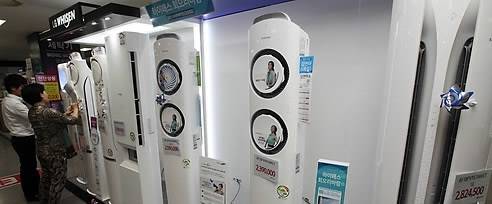 ▲ 올 여름은 예년보다 덥고 길어 냉방가전제품의 구매와 사용이 늘어날 것으로 보인다. 기상청은 '여름철 기상 전망'에서 "6월 초순부터 일시적인 고온현상이 나타나고 8~9월까지 무더운 날이 많은 가운데 지역에 따라 많은 비가 올 때가 있겠다"고 예상했다.