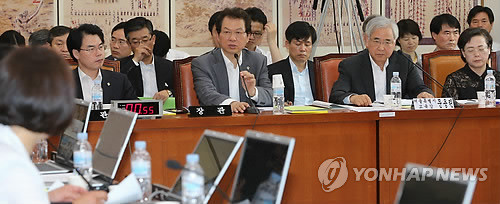 ▲ ⓒ14일 국회에서 답변하는 서남수 교육부장관과 문용린 서울시교육감