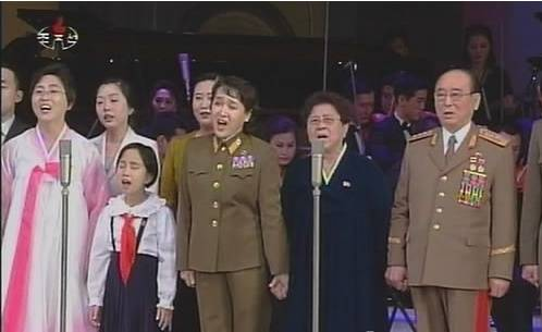 ▲ 김정은 앞에서 노래를 부르는 오극렬 일가.