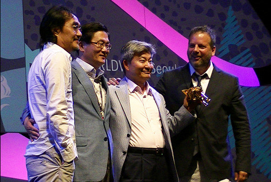 ▲ [칸 라이언즈 시상식] 프로모&액티베이션 부문 금상을 받은 제일기획 [생명의 다리].  (사진 왼쪽부터) 김홍탁 마스터,박창규 삼성생명 부장, 임대기 제일기획 대표이사.  ⓒ뉴데일리