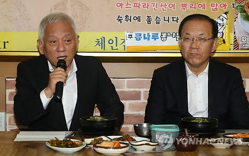 ▲ 민주당 김한길 대표(왼쪽)가 18일 오전 여의도의 한 식당에서 열린 대표회동에서 인사말을 하고 있다. 오른쪽은 새누리당 황우여 대표 ⓒ연합뉴스