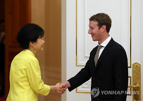 ▲ 박근혜 대통령이 18일 오전 청와대에서 마크 저커버그 페이스북 CEO를 접견, 악수하고 있다. ⓒ 연합뉴스