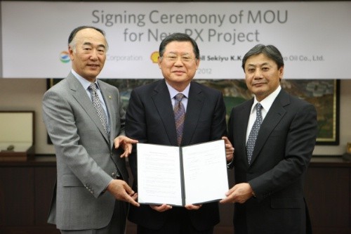 ▲ ▲ 2012년 4월 10일 본사 GS타워 에서 허동수 회장과 일본 에너지 기업인 쇼와셀(Showa- Shell)의 회장 시게야 카토(Shigeya Kato)와 타이요 오일(Taiyo Oil)의 사장 유타카 오카(Yutaka Oka)가 참석한 자리에서 신규 파라자일렌 사업에 대한 MOU를 체결했다.