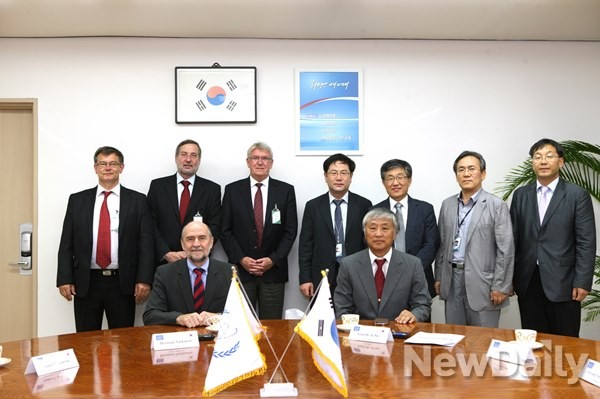 ▲ 'IAEA' 안전조치 담당 방문단과 한국원자력연구원ⓒ미래창조과학부