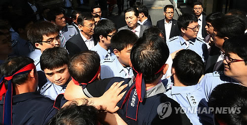 ▲ (서울=연합뉴스) 임영록 신임 KB금융지주 회장 내정자가 10일 오전 서울 명동 KB금융 본사로 들어서려 하자 KB국민은행 노동조합원들이 이를 막고 있다. ⓒ