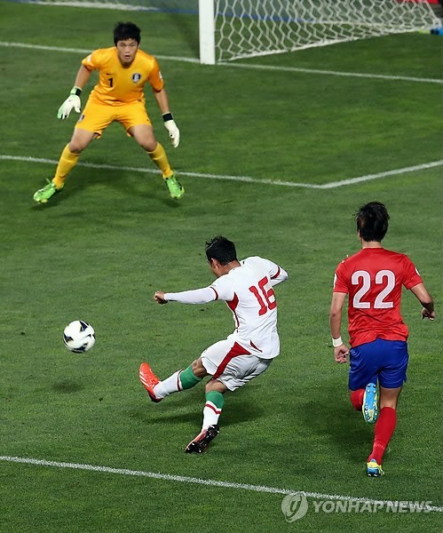 ▲ 18일 울산 문수월드컵경기장에서 열린 2014 브라질 월드컵 최종 예선 한국과 이란의 경기에서 레자 구찬네자드가 찬 공이 우리 골대로 들어가고 있다.ⓒ연합뉴스