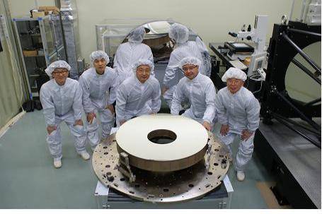 ▲ 800 mm 반사거울 국산화 제작을 이끈 KRISS-KARI 연구자들