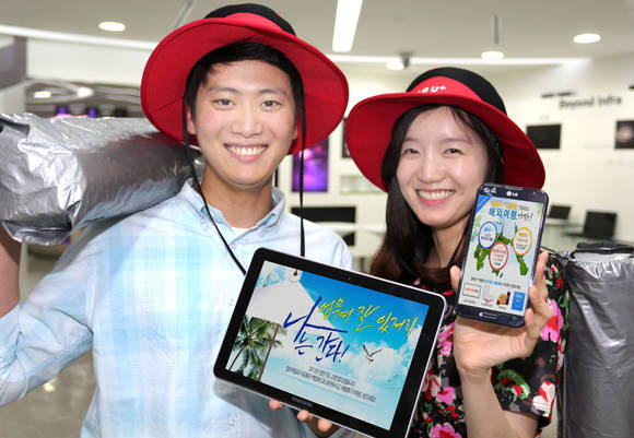 ▲ LG유플러스(부회장 이상철)가 여름 휴가철을 맞아 국내 최대 규모의 가입자를 보유한 클라우드 서비스 ‘웹하드™’에 신규 가입하는 고객 중 추첨을 통해 50만원 상당의 여행 상품권, 워터파크 이용권 등 푸짐한 사은품을 제공하는 이벤트를 진행한다.