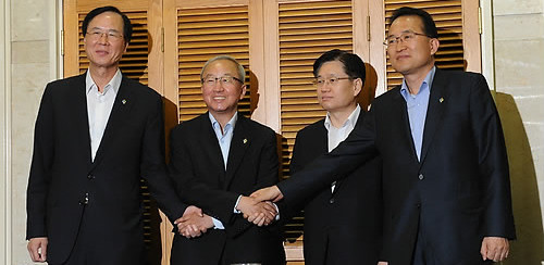 ▲ ⓒ현오석 경제부총리 겸 기획재정부 장관(왼쪽에서 두번째)이 18일 여의도 렉싱턴호텔에서 노대래 공정거래위원장(맨 왼쪽), 김덕중 국세청장(왼쪽에서 세번째), 백운찬 관세청장(맨 오른쪽)과 기념촬영을 하고 있다./연합뉴스