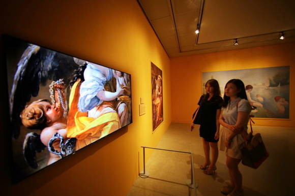 ▲ 17일 예술의 전당 한가람 미술관에서 열리고 있는 '시크릿 뮤지엄' 전시회를 방문한 관람객들이 전시된 삼성 스마트TV를 통해 명화를 감상하고 있다.  ⓒ 뉴데일리