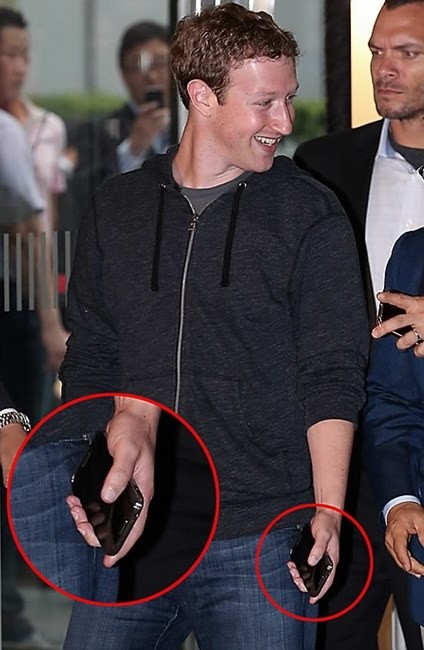 ▲ 갤럭시폰을 들고있는 저커버그ⓒ연합뉴스