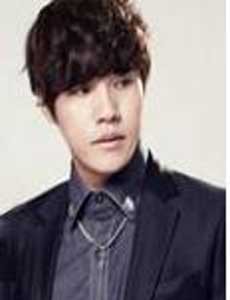 ▲ 그룹 '에이트'의 메인 보컬이었던 이 현 일병.