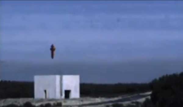 ▲ 목표물 타격 직전의 타우러스 미사일. 3중 유도시스템으로 명중률이 순항미사일 만큼이나 높다.