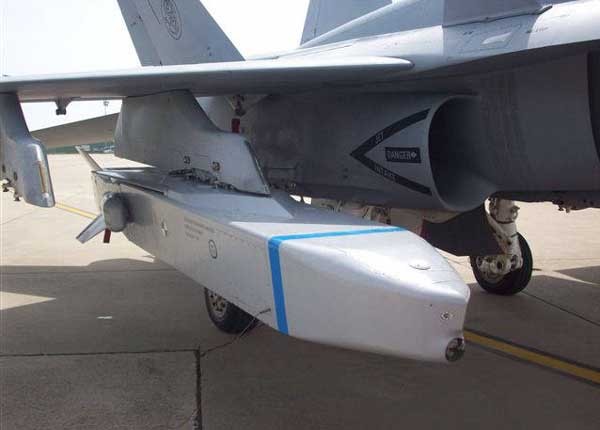 ▲ F-18 전투기에 장착한 타우러스 미사일의 모습. 발사된 뒤 목표물을 찾아갈 때 날개가 펴진다.