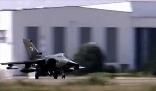 ▲ 유럽 여러 나라가 사용 중인 공격기 토네이도가 타우러스 미사일을 장착한 뒤 이륙 중이다. 토네이도는 리비아 공습에서도 큰 역할을 했다.