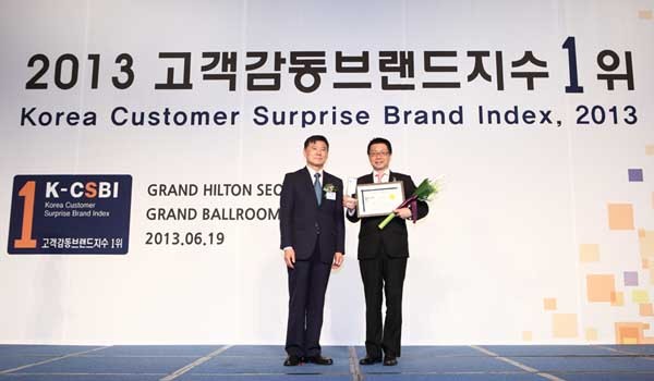 ▲ 켄지 나이토 한국닛산 대표(오른쪽)가 '2013 고객감동브랜드지수' 1위를 수상한 뒤 포즈를 취하고 있다.