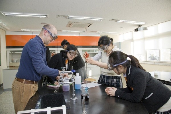 ▲  국제과 학생들이 외국인 교사와 함께 수업을 진행하고 있다.  ⓒ 뉴데일리