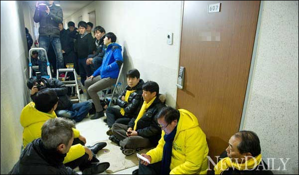 ▲ (자료사진) 대선을 코 앞에 둔 지난해 12월, 국정원 여직원의 오피스텔 현장 모습. 노란색 옷을 입은 게 민통당 문 후보 캠프 관계자들이다. ⓒ 뉴데일리DB