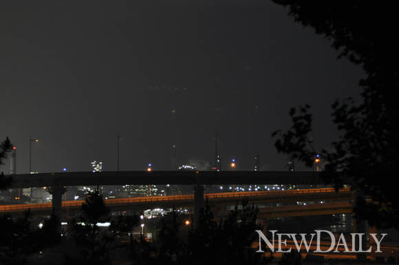 ▲ 다리 뒤에 가려진 여수 석유화학 단지.  ⓒ 뉴데일리