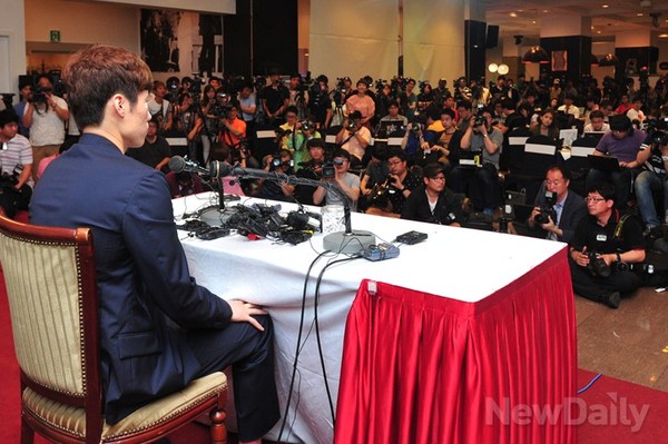 ▲ 축구스타 박지성이 20일 기자회견을 자청, 김민지 아나운서와의 열애사실을 시인해 주목된다.  ⓒ 이종현 기자