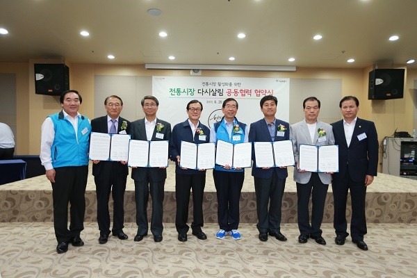 ▲  체결사진             (왼쪽부터)김정안 중부시장 상인연합회장, 이전영 서울산업통상진흥원 대표이사, 서재경 서울신용보증재단 이사장, 이순우 우리은행장, 박원순 서울시장, 김영배 서울시 성북구청장, 진병호 전국시장상인연합회장, 최강선 서울시의원