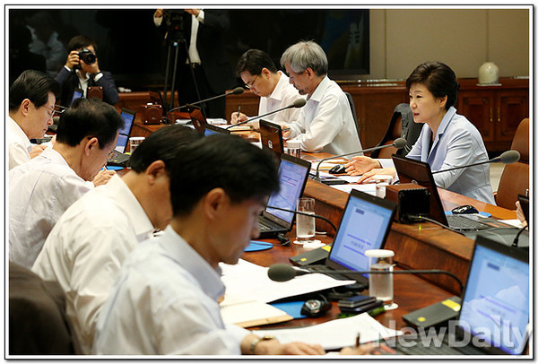 ▲ 박근혜 대통령이 17일 오전 청와대에서 수석비서관 회의를 열고 역사왜곡 문제에 대해 말하고 있다. ⓒ 뉴데일리