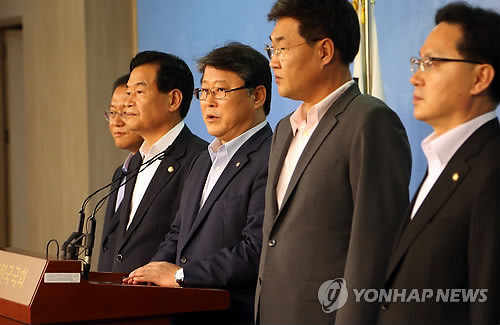 ▲ 국회 정보위원장인 서상기 의원과 새누리당 소속 정보위원들이 20일 국회 정론관에서 노무현 전 대통령의 서해 [NLL] 포기 발언과 관련해 기자회견을 갖고 있다. ⓒ연합뉴스