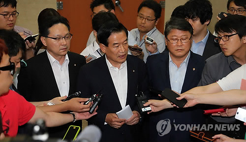 ▲ 서상기 국회 정보위원장이 20일 국회 정론관에서 노무현 전 대통령의 서해 [NLL] 포기 발언에 대한 기자회견을 마치고 기자의 질문에 답하고 있다. ⓒ연합뉴스