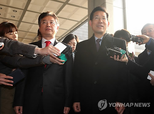 ▲ 노무현 전 대통령의 [NLL] 포기 발언과 관련, 민주당에 의해 고발된 새누리당 이철우 원내대변인(왼쪽)과 박선규 선대위 대변인이 서울중앙지검에서 조사를 받기 위해 출석하며 취재진의 질문에 답하고 있다. ⓒ연합뉴스