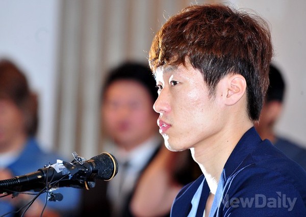 ▲ 20일 공식 기자회견에서 아나운서 김민지와의 열애 사실을 '쿨하게' 시인한 박지성.  ⓒ 이종현 기자