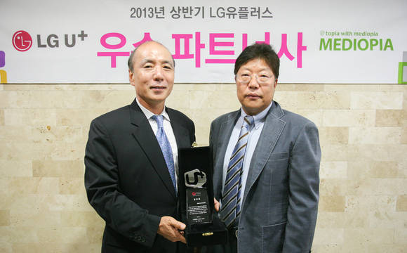 ▲ 19일 LG유플러스 고현진 부사장(左)이 서울 강남구 도곡동에 위치한 RFID 기술 기반 음식물 쓰레기 종량제 ‘스마트 크린’ 사업 파트너사인 ㈜메디오피아테크(장일홍 대표)를 방문해 우수파트너사 케어 프로그램을 진행하고 있는 모습.