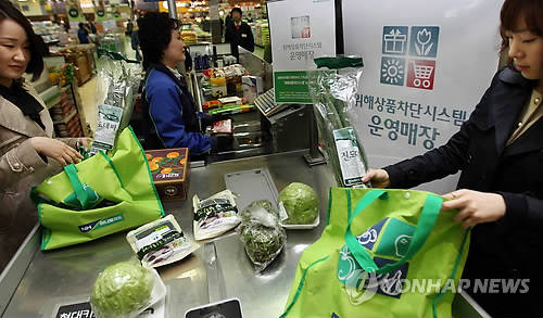 ▲ (서울=연합뉴스) 경북 구미농협·김천농협이 근로자 불법 파견을 하다 당국에 적발됐다. 사진은 농협하나로마트 한 계산원의 모습(기사내용과 무관함).