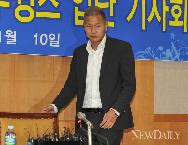 ▲ 지난 1월 수원삼성에 입단하는 정대세 선수.ⓒ이종현